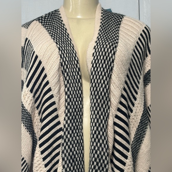🖤💛Forever 21 Black and Cream Patterned Knit poncho size S/M oversize 🖤💛Box D - Picture 5 of 9